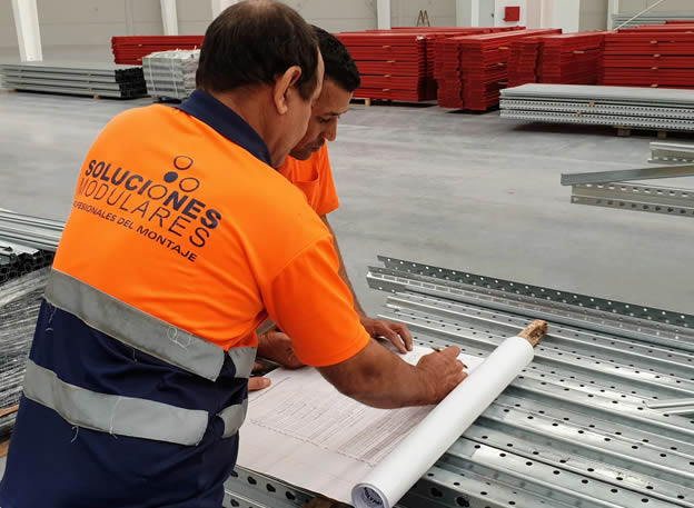 Montadores de estanterías con planos de instalación