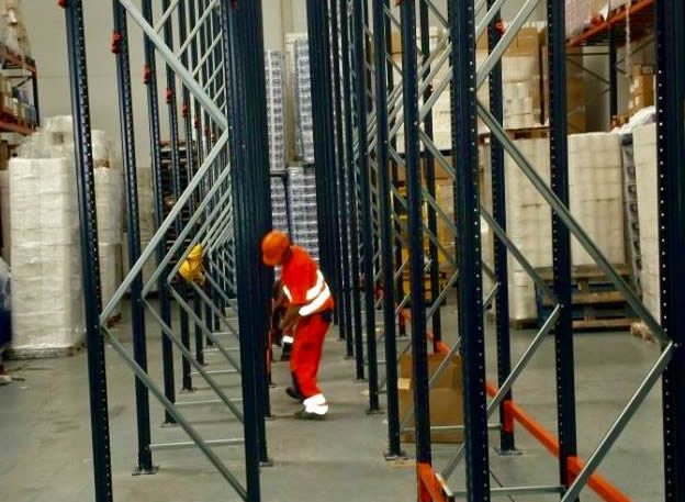 Montador de estanterías industriales