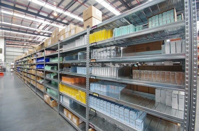 Lineal de estanterías metálicas galvanizadas