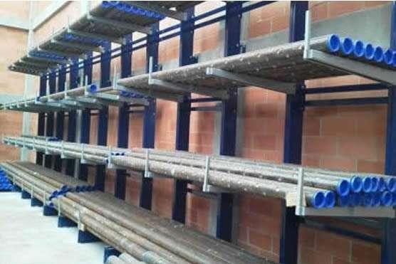 Sistema de estanterías Cantilever para cargas largas en exterior. Estructura de acero galvanizado instalada en Tenerife por Soluciones Modulares para almacenaje de tubos y perfilería.